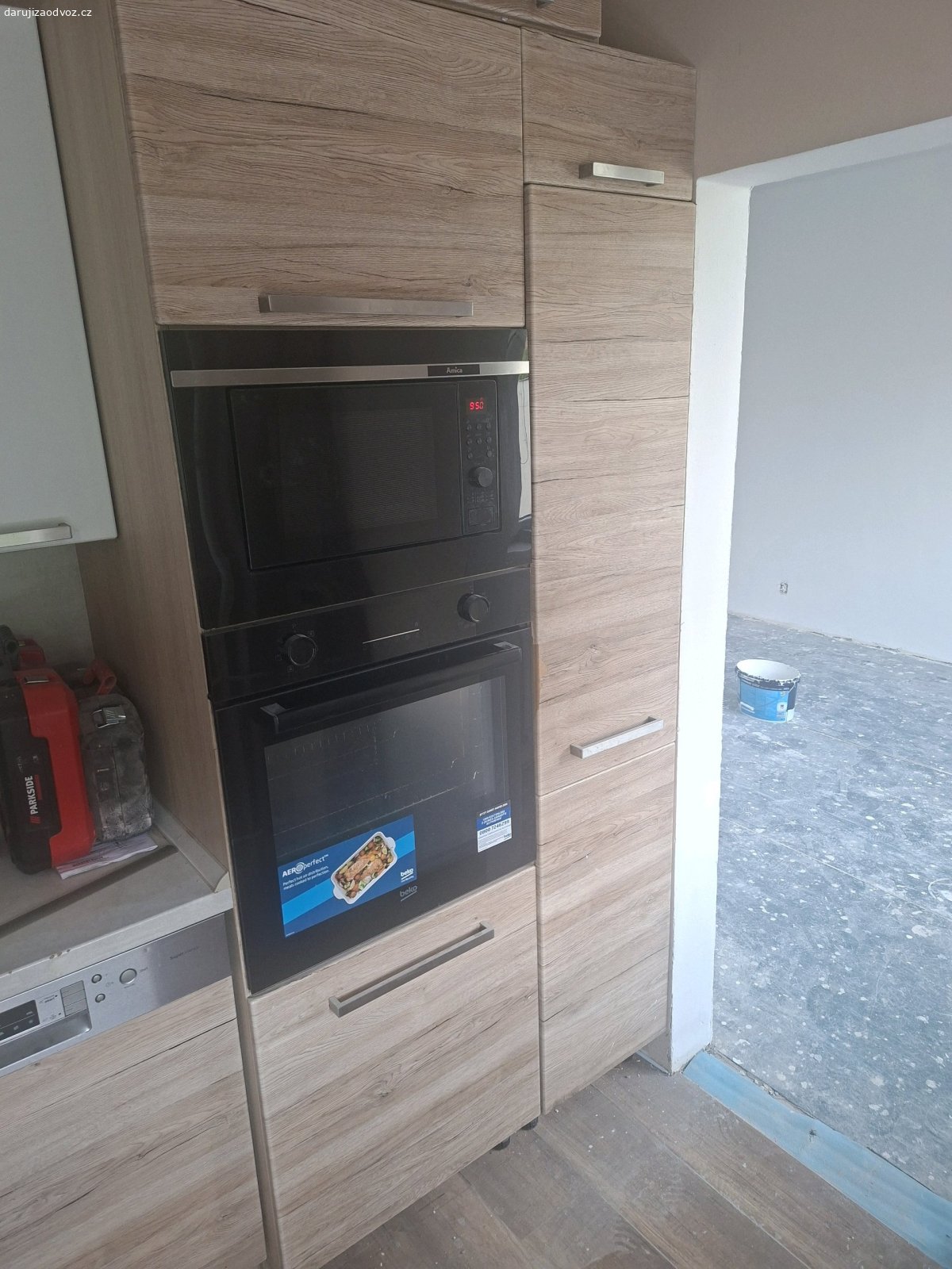 Kuchyňská linka + šatní skříň. Kuchyňská linka je rezervovaná, skříň je k dispozici.