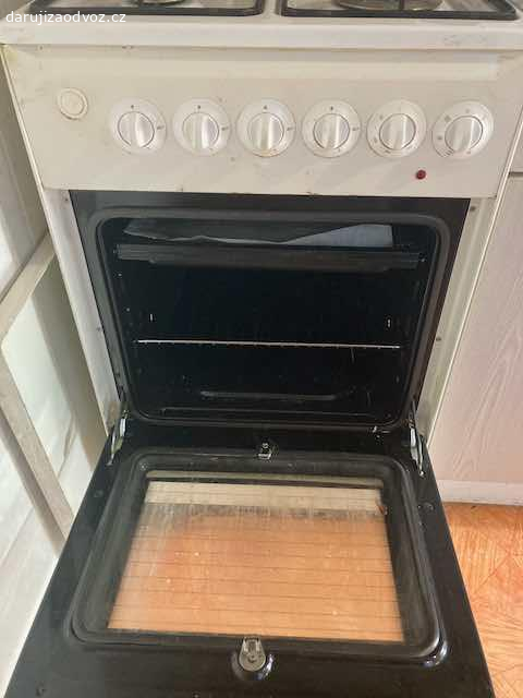 Kuchyňská linka se sporákem. Starší kuchyň s plynovým sporákem, dřezem a baterií věnujeme za odvoz. Celková délka kuchyně 352 cm (50 cm sporák, dolní skříňky 90 + 45 + 45, horní skříňky 60 + 45 + 90 + 45, deska cca 3m, na konci užší)
Nutná vlastí demontáž a odvoz + nutno odvézt i digestoř - funkční, ale ošklivá. Vše jen jako celek. P4 - Novodvorská
REZERVACE