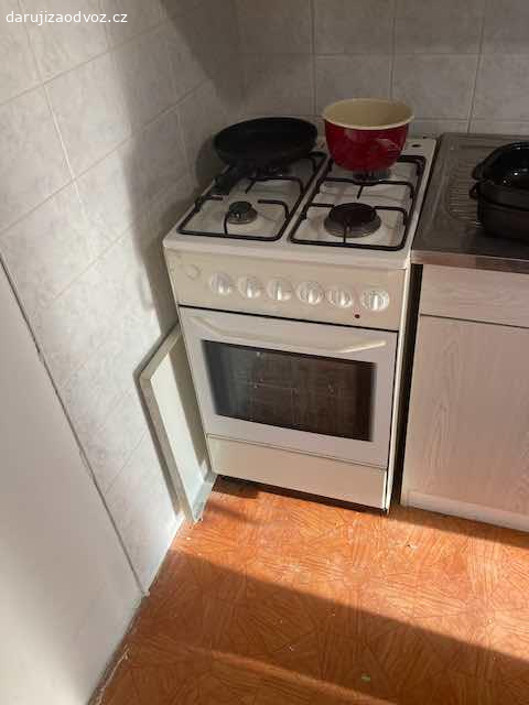 Kuchyňská linka se sporákem. Starší kuchyň s plynovým sporákem, dřezem a baterií věnujeme za odvoz. Celková délka kuchyně 352 cm (50 cm sporák, dolní skříňky 90 + 45 + 45, horní skříňky 60 + 45 + 90 + 45, deska cca 3m, na konci užší)
Nutná vlastí demontáž a odvoz + nutno odvézt i digestoř - funkční, ale ošklivá. Vše jen jako celek. P4 - Novodvorská
REZERVACE