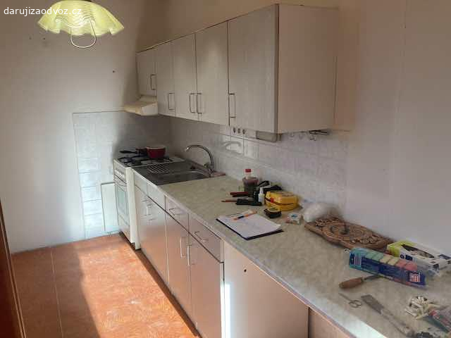 Kuchyňská linka se sporákem. Starší kuchyň s plynovým sporákem, dřezem a baterií věnujeme za odvoz. Celková délka kuchyně 352 cm (50 cm sporák, dolní skříňky 90 + 45 + 45, horní skříňky 60 + 45 + 90 + 45, deska cca 3m, na konci užší)
Nutná vlastí demontáž a odvoz + nutno odvézt i digestoř - funkční, ale ošklivá. Vše jen jako celek. P4 - Novodvorská
REZERVACE