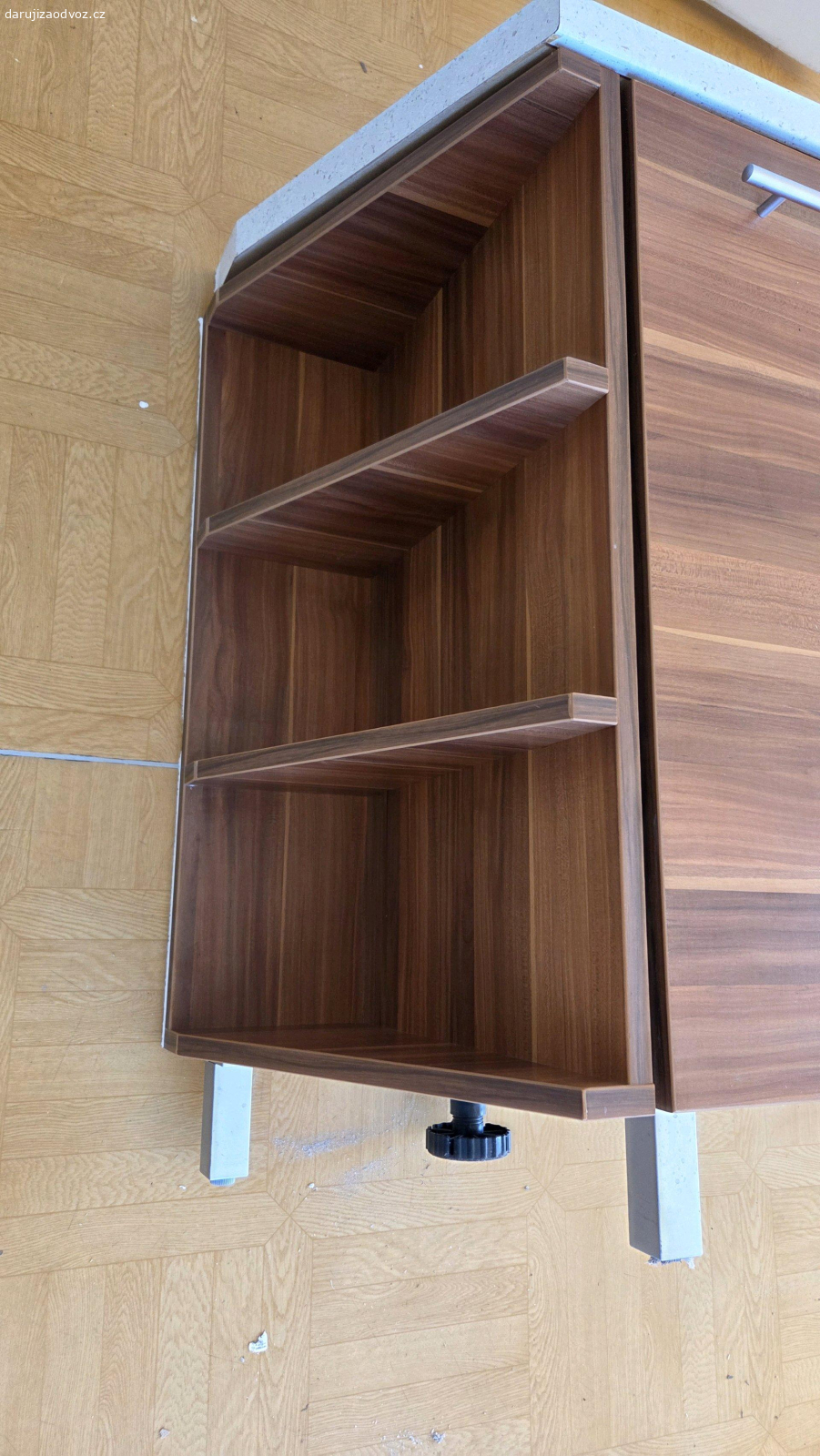 Kuchyňská skříňka s deskou. skříňka s rohovými poličkami a deskou do rohu ke zdi. Kvalitně vyrobená, silné ABS hrany. Všechny nohy stavitelné. Dvě police uvnitř. Rozměry: Skříňka V82 Š80 H42, roh. poličky Š20, deska Š148 H43 Tl3.8