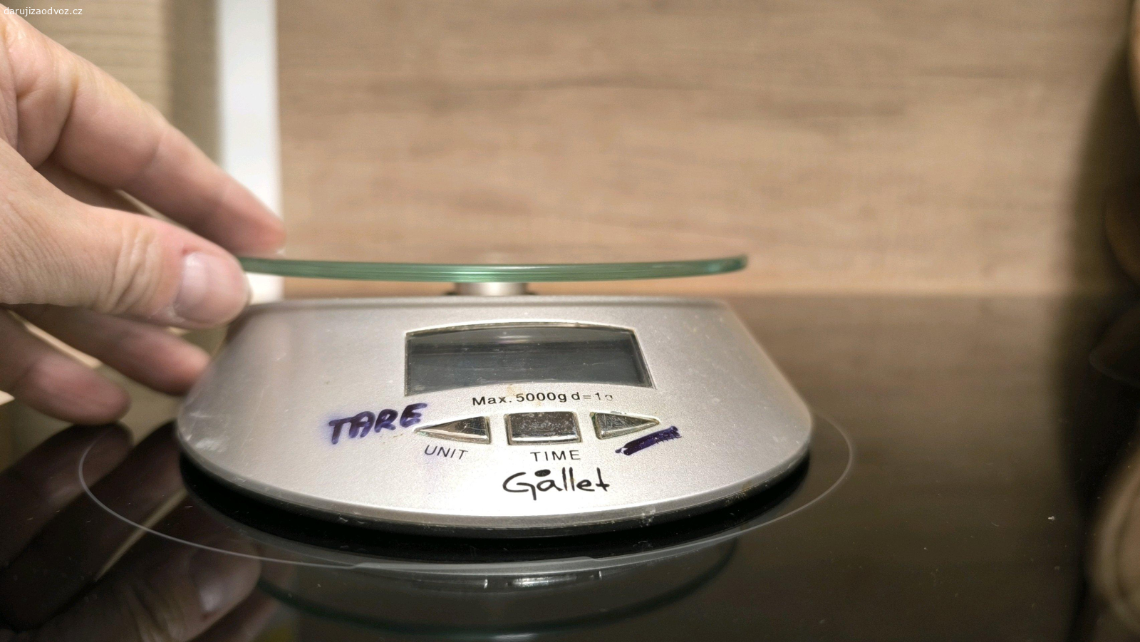 kuchyňská váha. Daruji za odvoz funkční elektronickou kuchyňskou váhu včetně baterie. Zapínací a zároveň nulovací tlačítko obtížně reaguje - Daruji ZA ODVOZ!! 
Brno: Po-Pá(8-16) MHD Celní
 jinak OBI Sokolova
... a mejly nečtu ;o)