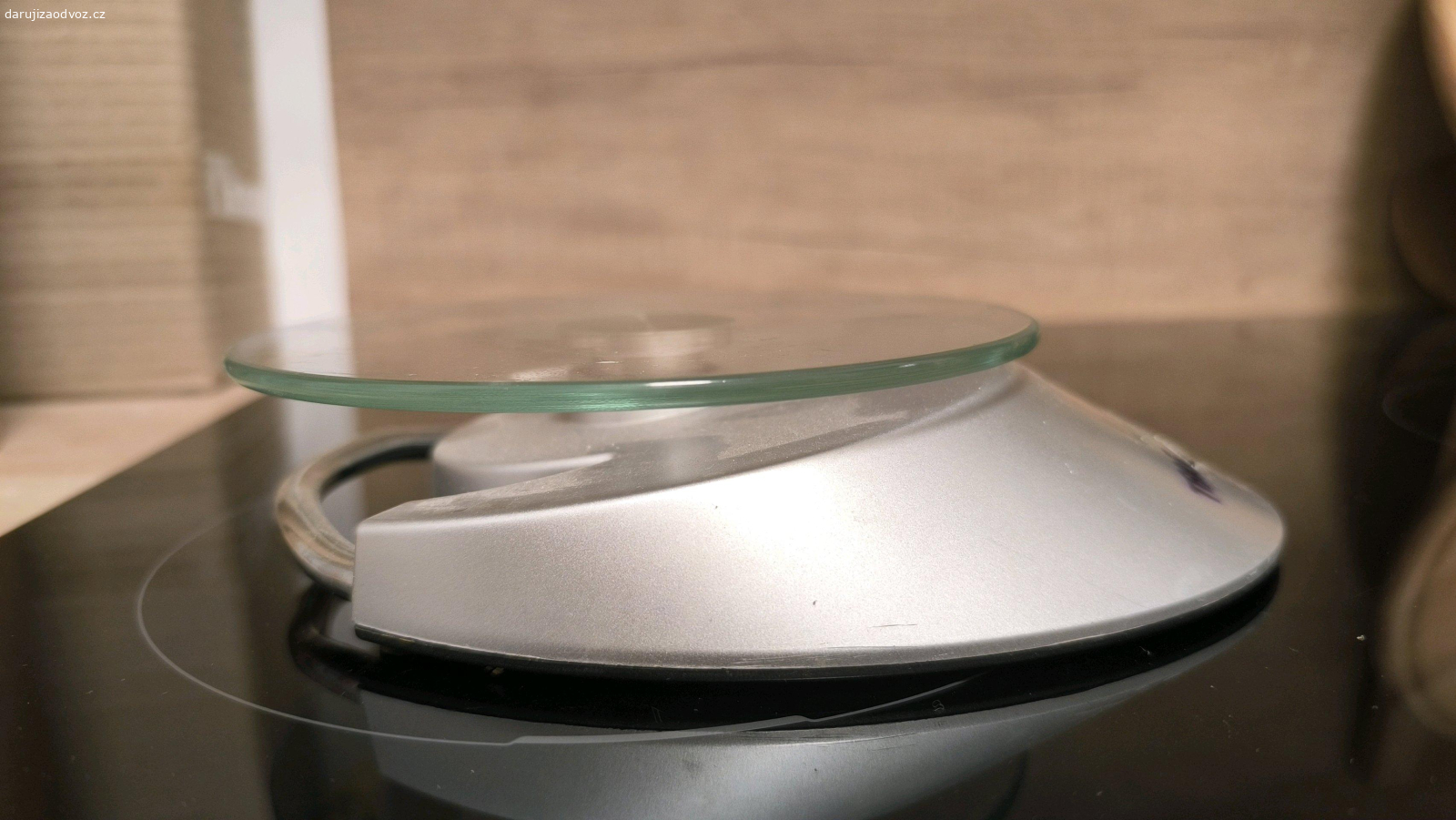 kuchyňská váha. Daruji za odvoz funkční elektronickou kuchyňskou váhu včetně baterie. Zapínací a zároveň nulovací tlačítko obtížně reaguje - Daruji ZA ODVOZ!! 
Brno: Po-Pá(8-16) MHD Celní
 jinak OBI Sokolova
... a mejly nečtu ;o)