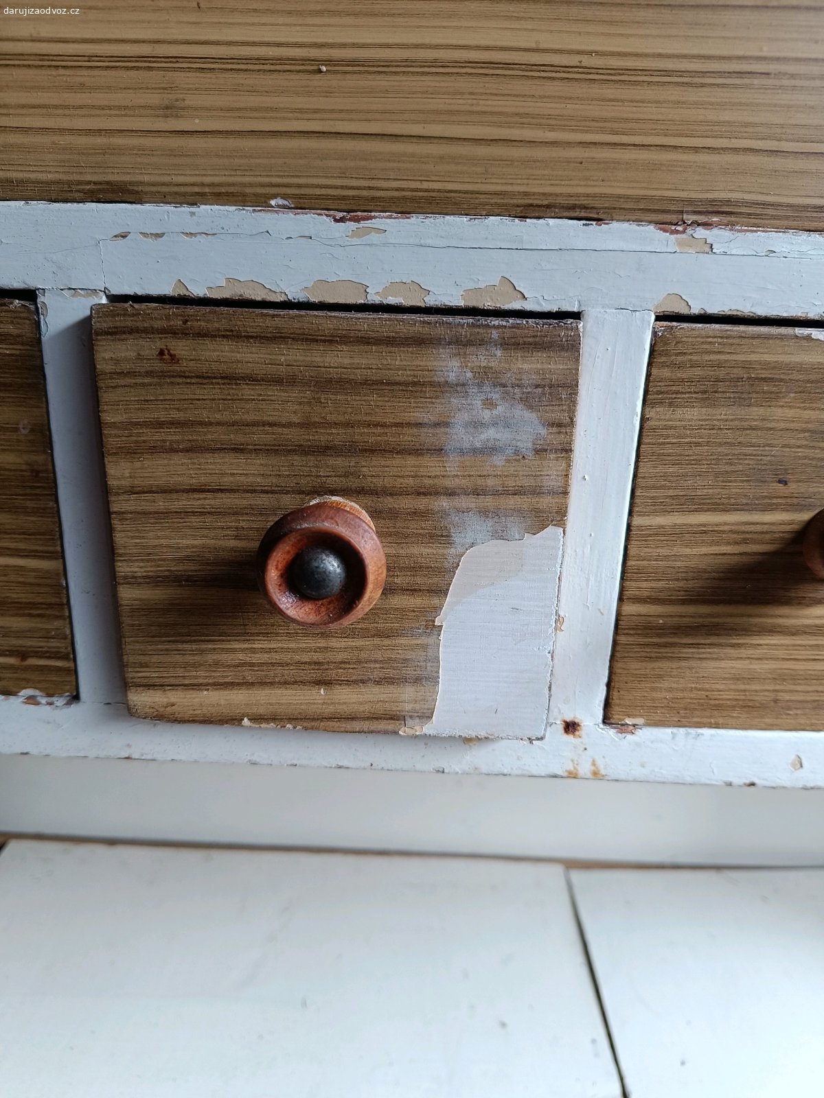 kuchyňský kredenc. Starý kuchyňský kredenc. K renovaci, třeba na chalupu. 
K vyzvednutí 16. a 17. října v Hodkovicích nad Mohelkou.