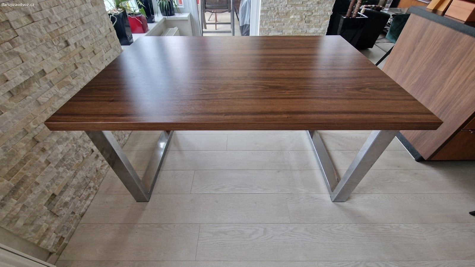 kuchyňský stůl 135x90. daruji za odvoz stůl, kovové nohy, bez poškození