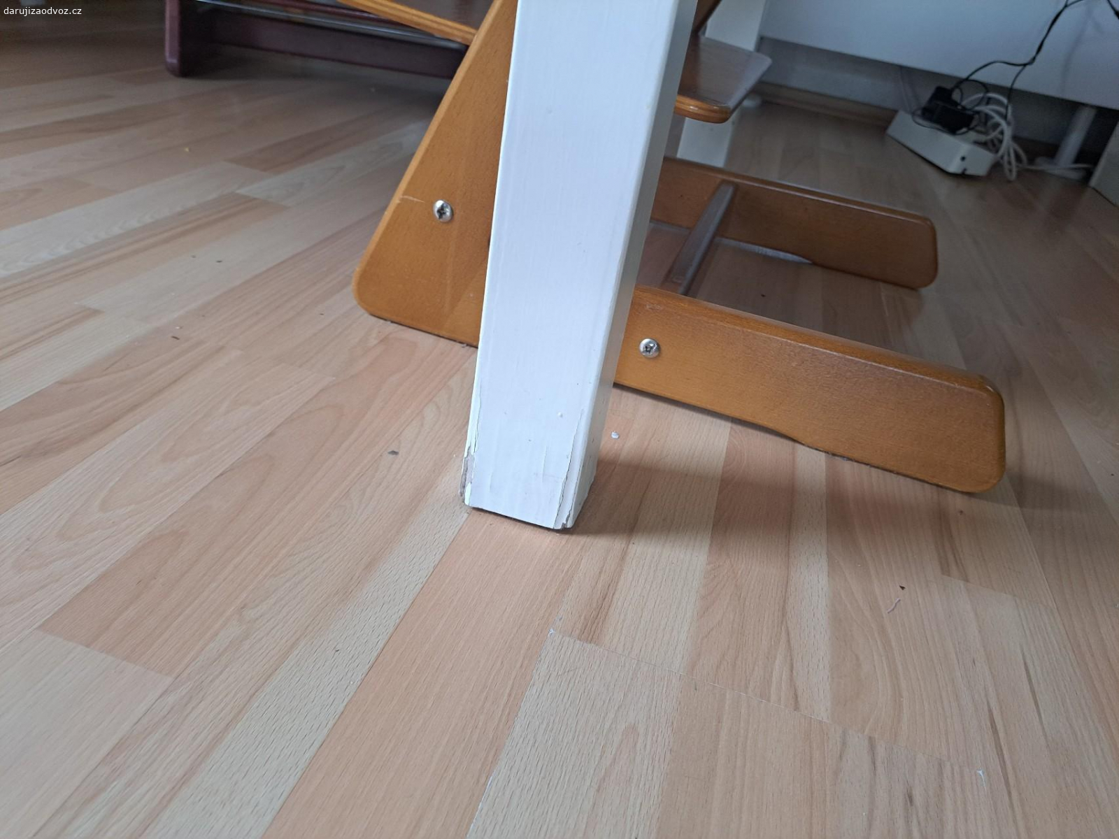 Kuchyňsky stůl. Daruji jídelní stůl Ikea. Má kosmetické vady,ale je plně funkční. Lze rozložit a přidat další 2 desky. Délka 140-220cm, šířka 84, výška 74.  V současné chvíli odmontovane nohy pro lepší transport. Baleni piv neurazí,ale není podmínkou.