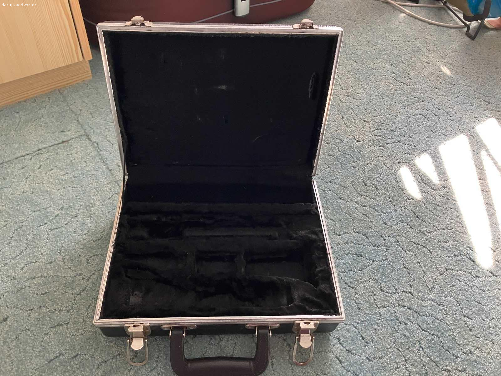 Kufr na B klarinet. Opravovaná rukojeť, ale spolehlivě drží. Chybí mu jedna nožička.