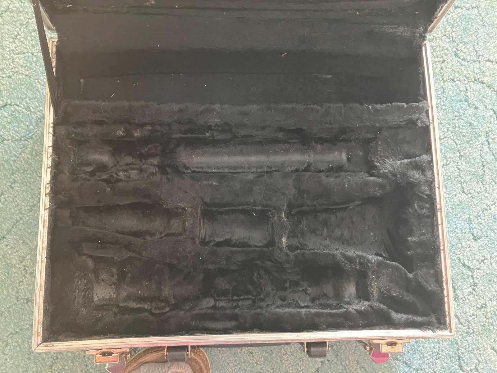 Kufr na B klarinet. Opravovaná rukojeť, ale spolehlivě drží. Chybí mu jedna nožička.