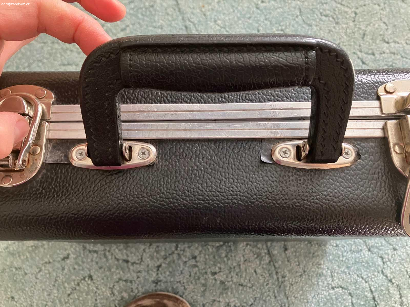 Kufr na B klarinet. Opravovaná rukojeť, ale spolehlivě drží. Chybí mu jedna nožička.