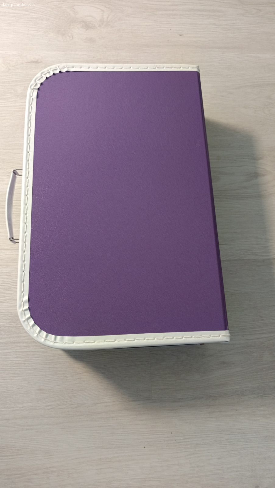 Kufřík na výtvarku. NEPOSÍLÁM myslím, že je nepoužitý, jedinou chybou je sloupnutý kousek barvy na víku