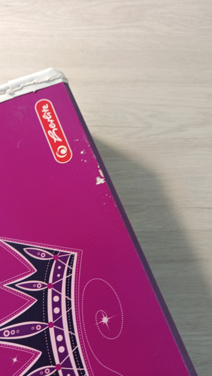 Kufřík na výtvarku. NEPOSÍLÁM myslím, že je nepoužitý, jedinou chybou je sloupnutý kousek barvy na víku