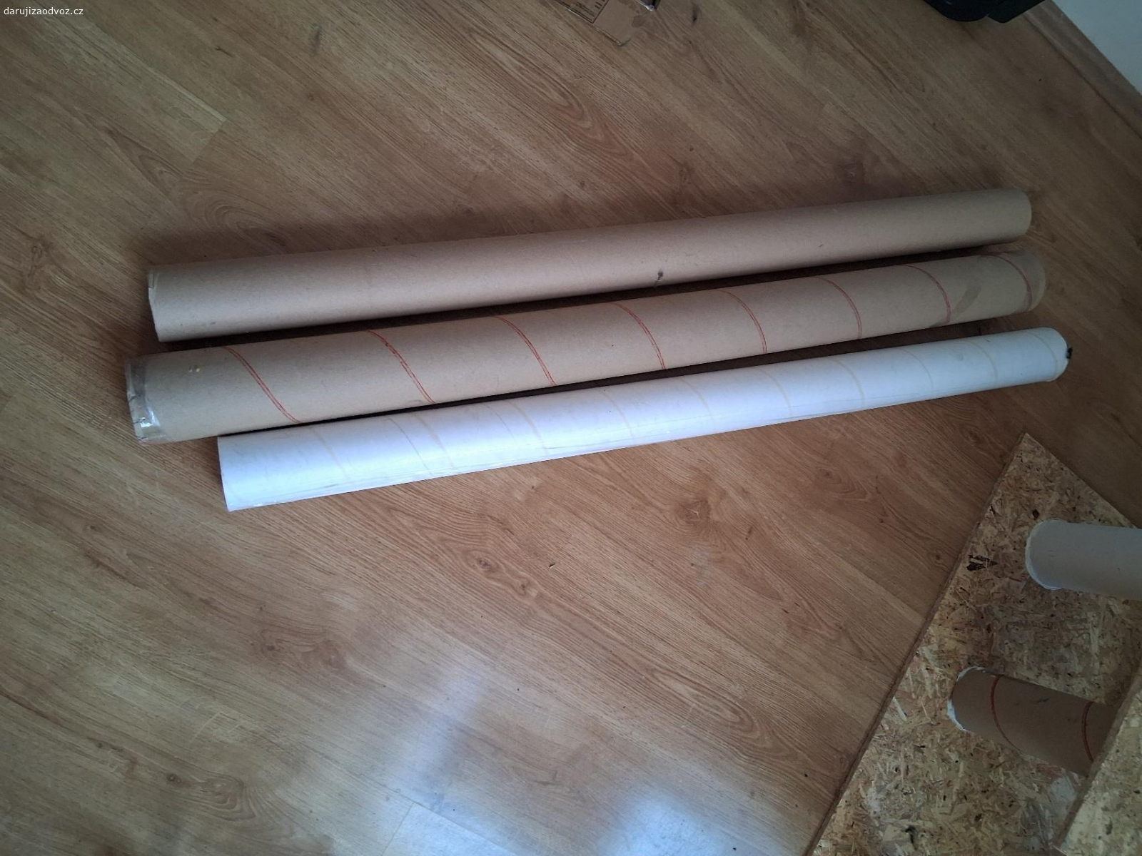 kulatiny z lisovaného papíru. 3bedny plně malých válečků, plus pár kusů středně a velkých válců...již nevyužiji...