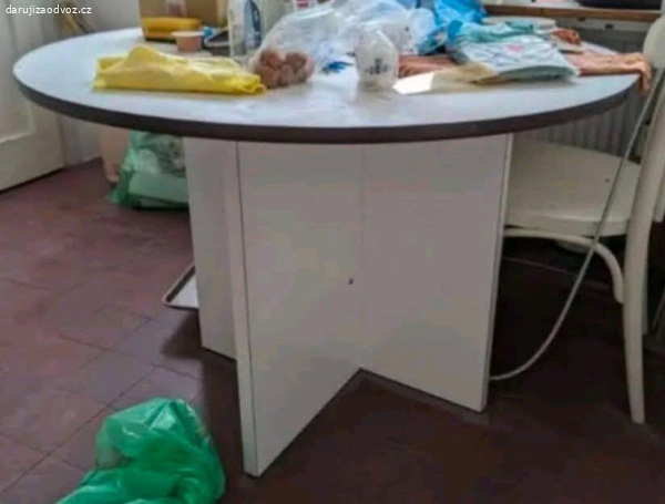 Kulatý stůl jídelní