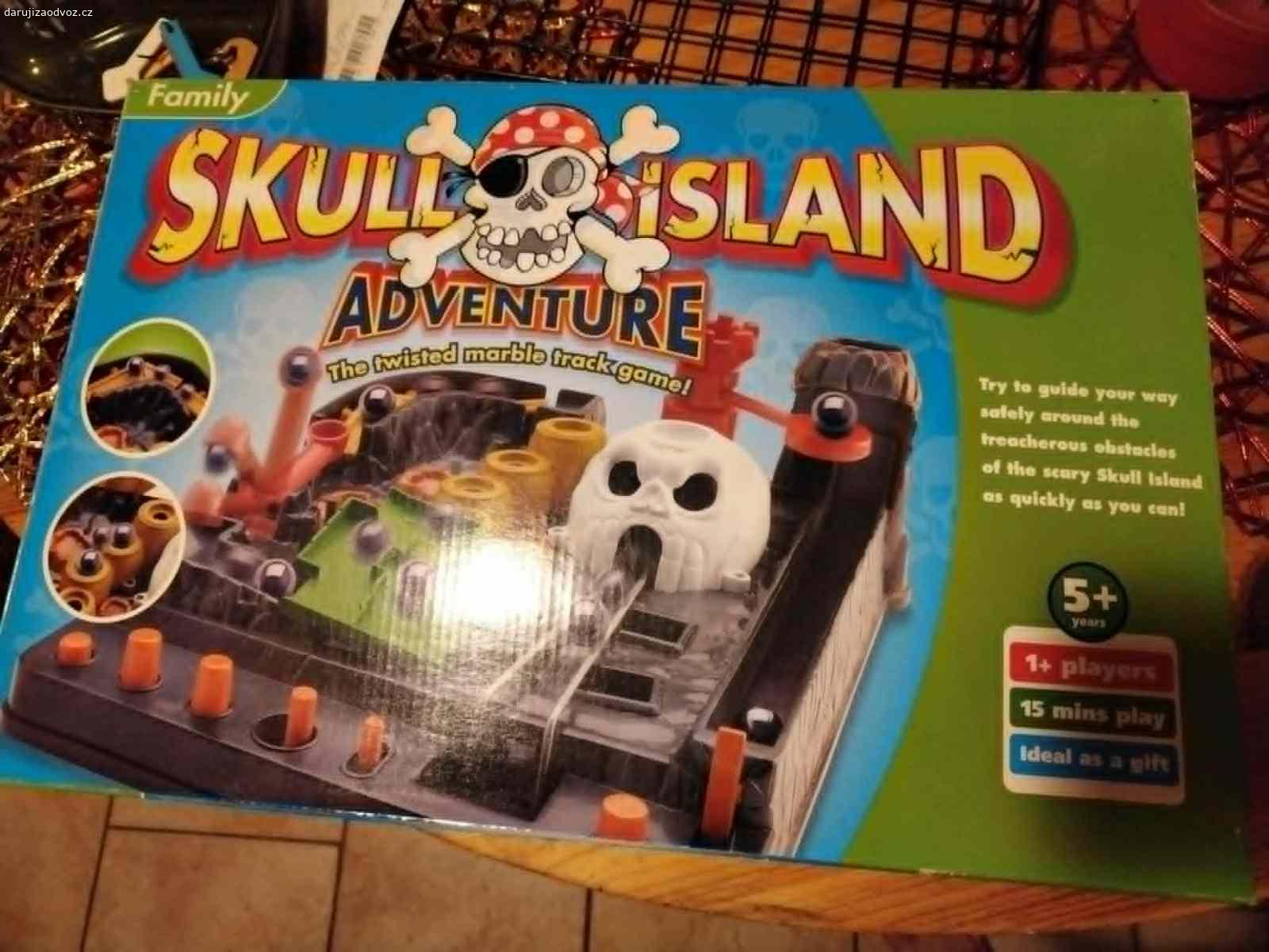 Kuličková dráha - dobrodružství na ostrově lebek. Nabízím hranou kuličkovou dráhu - s originál krabicí, viz foto - kulička se dochovala pouze jedna, což ke hře stačí a případně se dají použít i jiné kuličky. Odvoz Praha 10-Strašnice. Jestli chcete něco přinést, tak třeba čokoládu Milka, není podmínkou, VOLEJTE PROSÍM, NEBO PIŠTE EMAIL