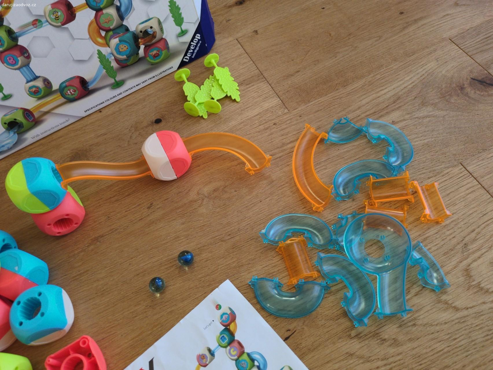 Kuličková dráha. Dostali jsme darem. Za nás ne úplně kvalitní hračka, není to domyšlené. Spoje mezi kostickou a tunylky sice drží pěkně, ale samotné kostky k sobě není jak prichytit. Ale třeba někdo ocení před Vánocemi hračku zadarmo... :)