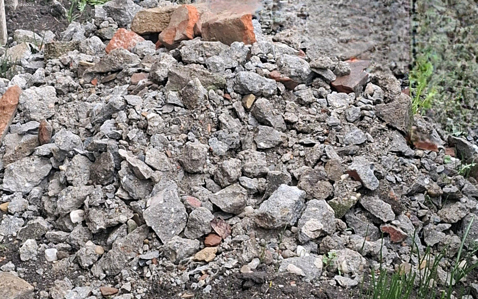 Kusy betonu s cihlami - za odvoz. Daruji zdarma za odvoz kusy betonu s cihlami.
Stav viz.foto.
Vhodné pro zásypy, zpevnění cest, terénní úpravy atd.
Osobní odběr v Kroměříži.
