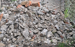 Kusy betonu s cihlami - za odvoz