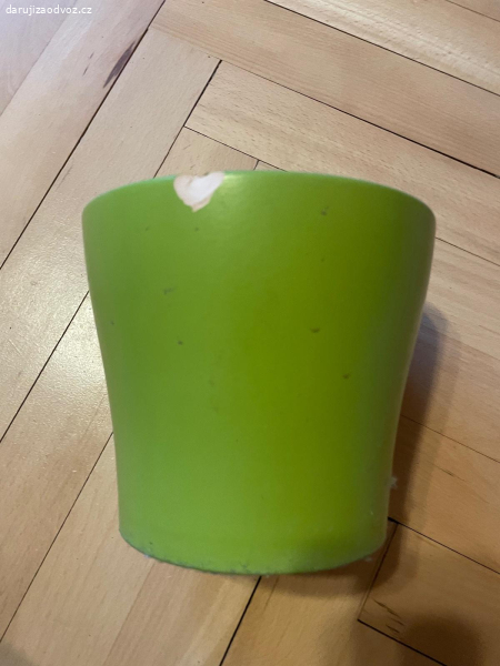 Zelený květináč - výška cca 15 cm
