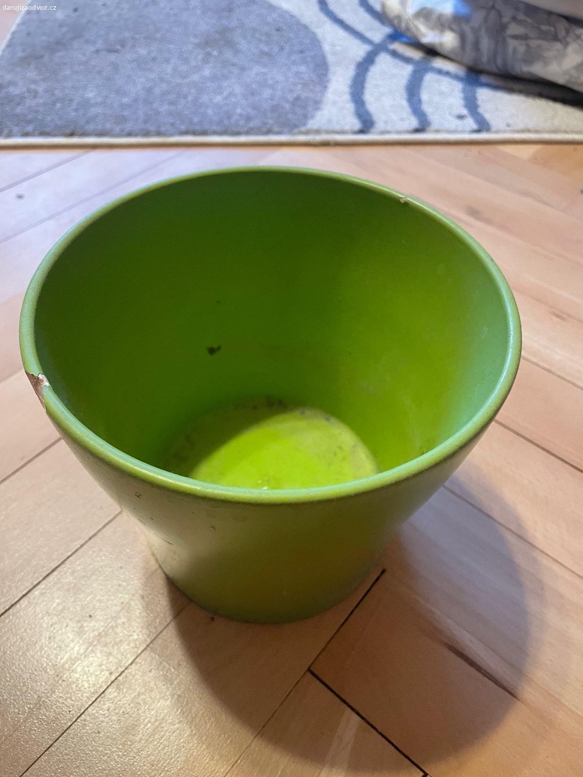 Zelený květináč - výška cca 15 cm. Daruji zelený květináč - výška cca 15 cm. Kousek na okraji uštíplý. K vyzvednutí po předchozí domluvě na Praze 4. Daruji další věci za ODVOZ viz. inzeráty!