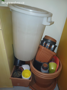 Květináče, obrazy, nádobí, kýble