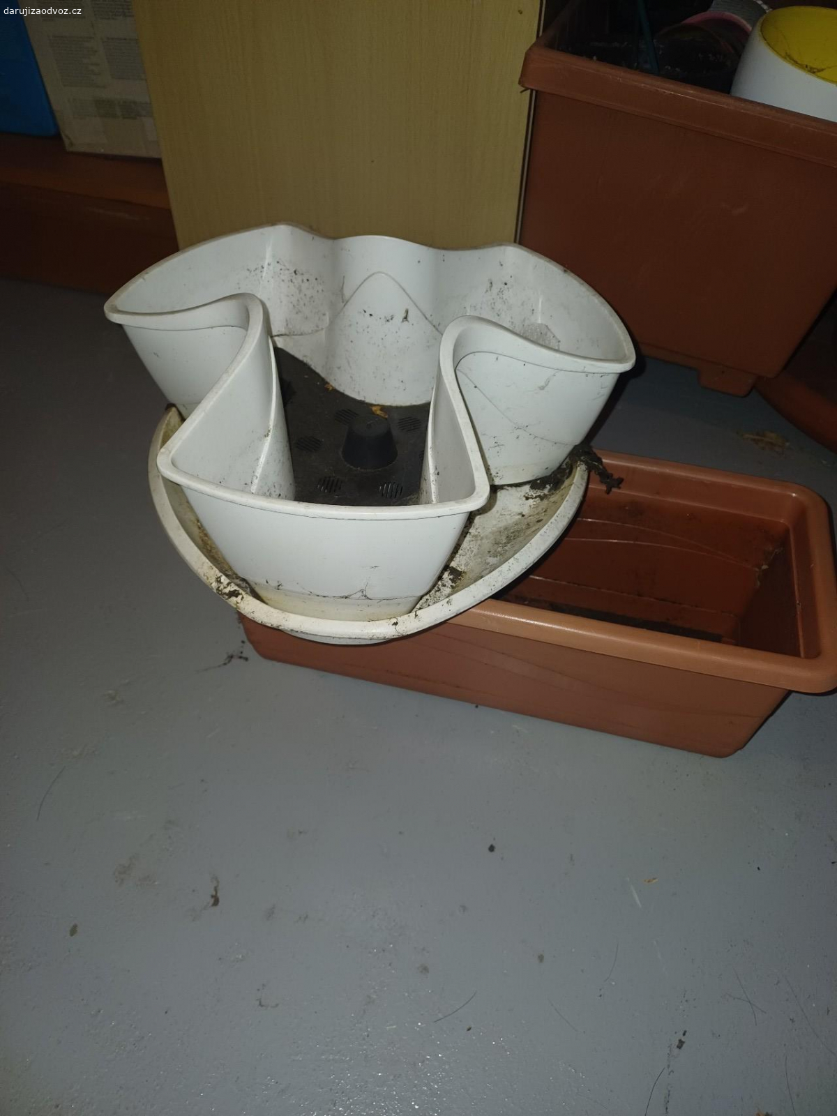 Květináče, obrazy, nádobí, kýble. Nabízím za odvoz květináče, kýble od pastovite omítky - nevycistene, staré obrazy a talíře na pověšení, staré nádobí.