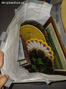 Květináče, obrazy, nádobí, kýble