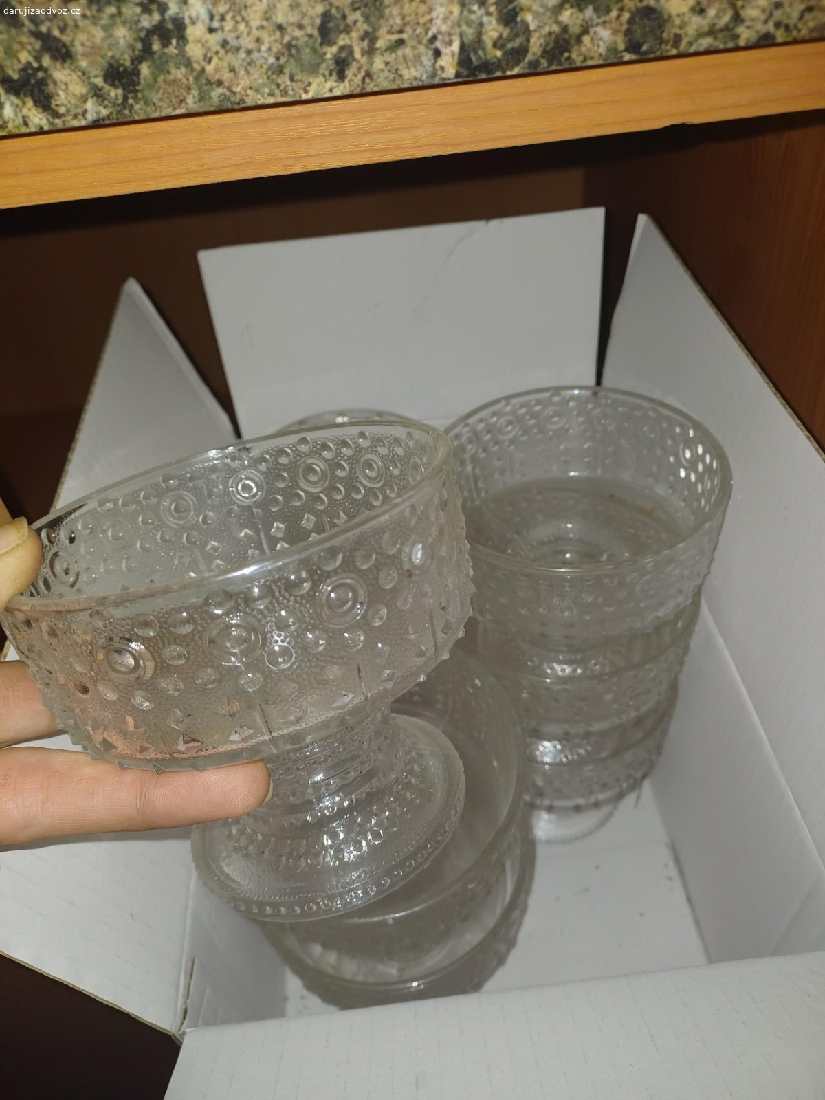 Květináče, obrazy, nádobí, kýble. Nabízím za odvoz květináče, kýble od pastovite omítky - nevycistene, staré obrazy a talíře na pověšení, staré nádobí.