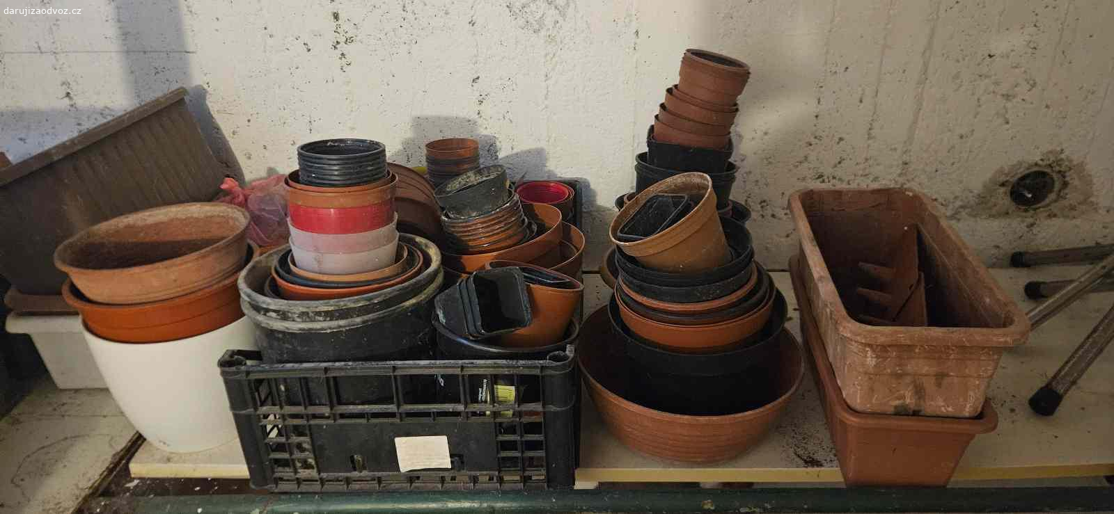 Květináče,  truhlíky,  podmisky. Daruji za odvoz spoustu květináčů, truhlíků, podmisek atd. Podmínkou je odběr všeho.