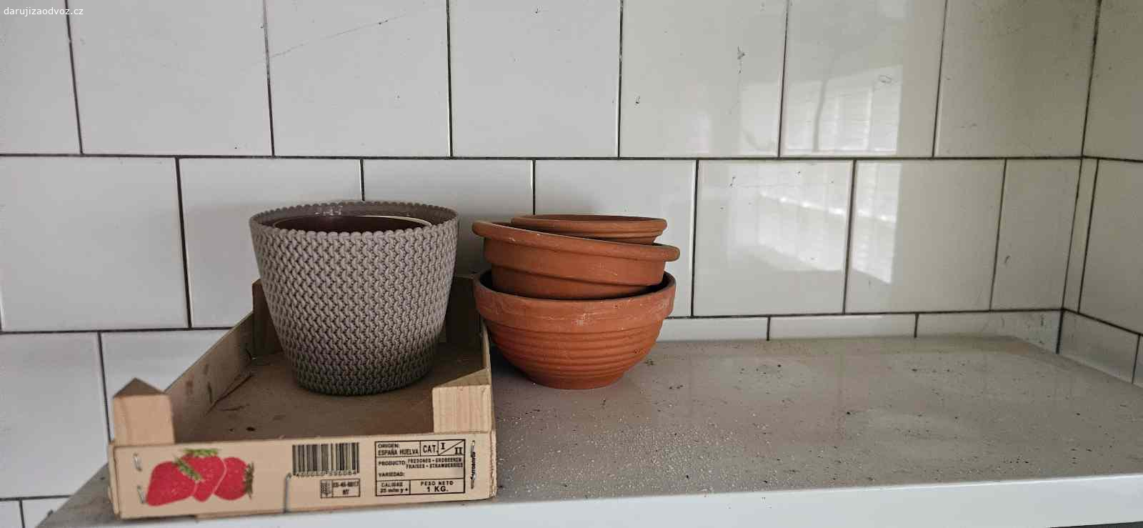 Květináče,  truhlíky,  podmisky. Daruji za odvoz spoustu květináčů, truhlíků, podmisek atd. Podmínkou je odběr všeho.