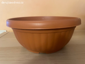 Plastový květník - průměr cca 24 cm