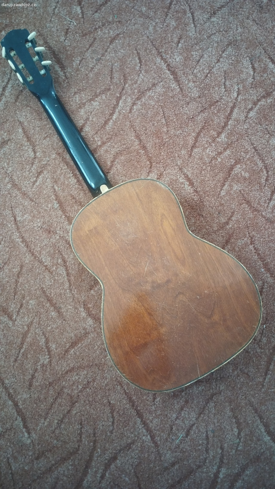 Kytara. Nabízím kytaru bez strun za odvoz. 
Může se hodit jako výzdoba. 
Má ohnutý krk a kobylku.