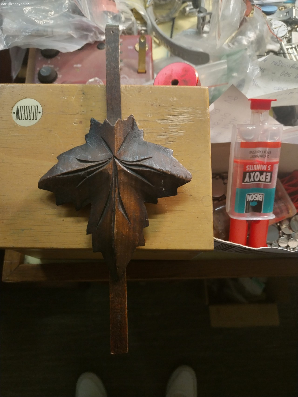 Kyvadlo a horní vyřezávaná část. Scháním na Ostravské kukačky kyvadlo a horní vyřezávanou část.