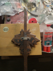 Kyvadlo a horní vyřezávaná část