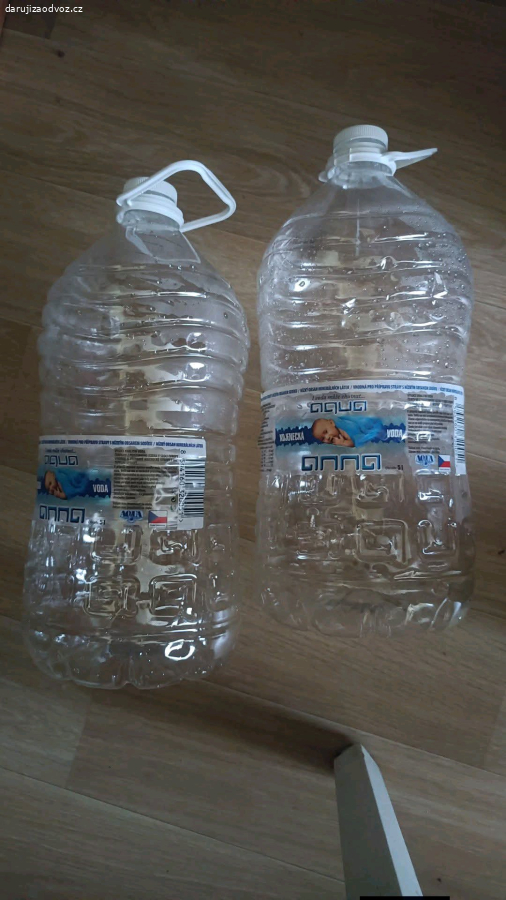 láhve od kojenecké vody o objemu 5 l