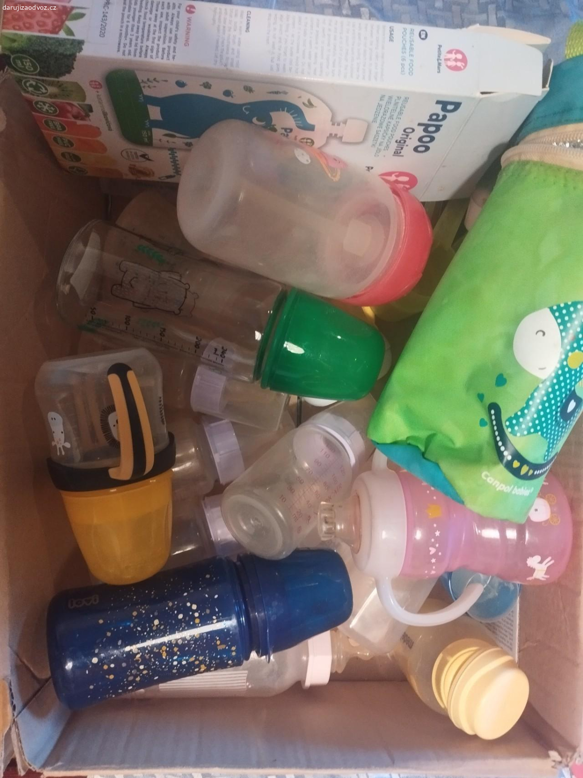 lahvičky, sterilizator etc. daruji různé propriety pro miminka- viz fotka+ plus ještě mám krabici různých dětských lahvi