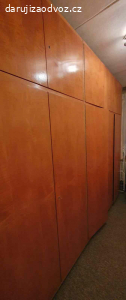 Lakovaná bytelná šatní skříň (stěna)