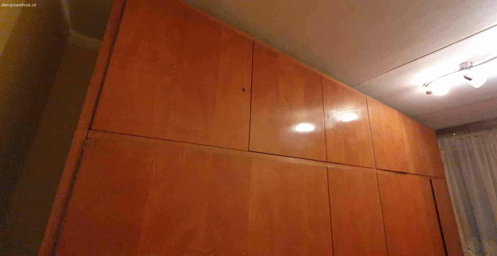 Lakovaná bytelná šatní skříň (stěna). Šatní skříň v rozměru cca d 3,5m x v 2,5m, sešroubované v celek,  dva díly na ramínka, každé straně část s policemi
Nutná demontáž a vlastní odkaz 
V bytovém domě je velký výtah