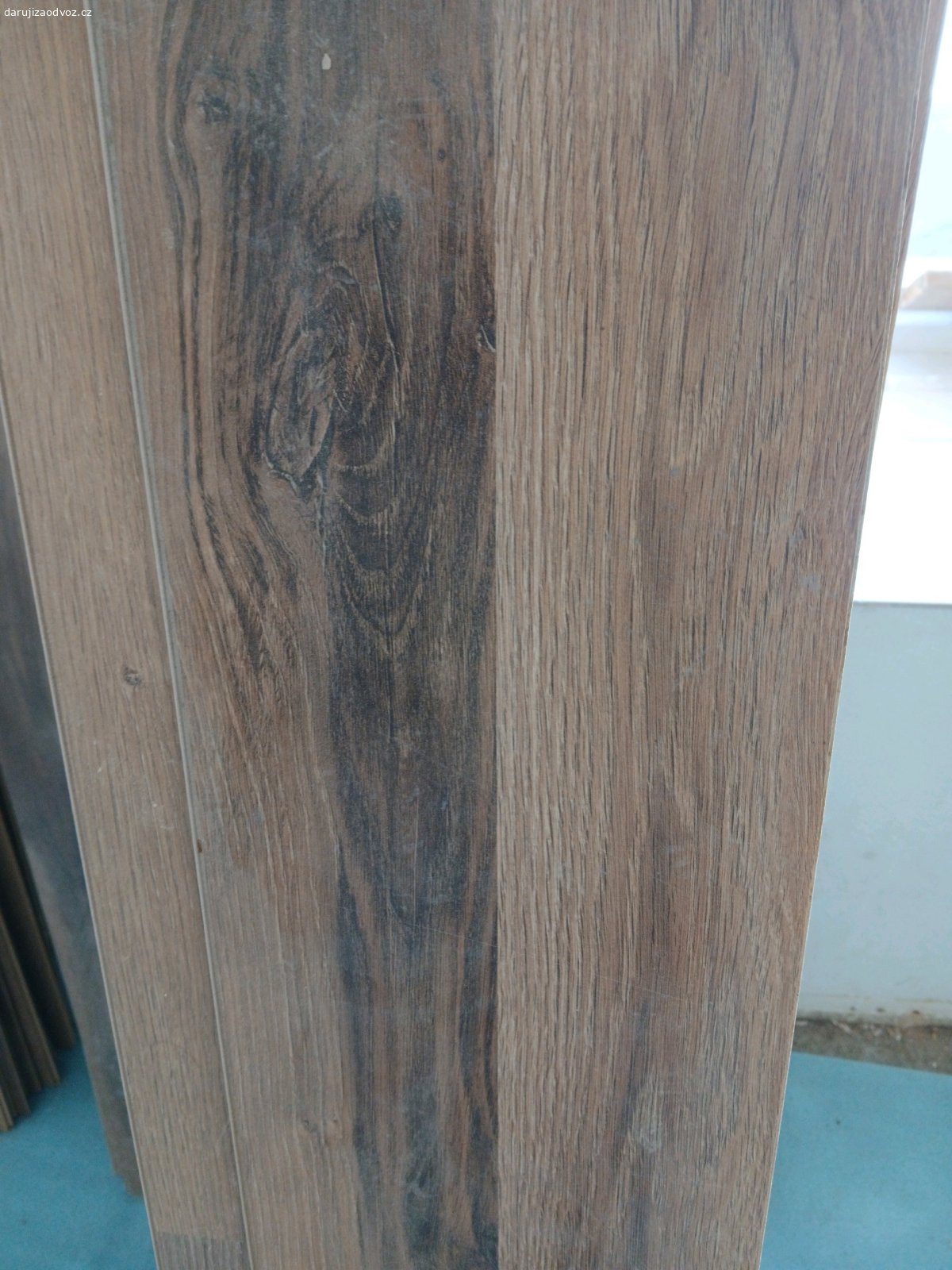 Laminátová plovoucí podlaha. rozměr: 1380x193
2 dekory
dohromady cca 40m²
stav podrážky velmi dobrý 
stav povrchu drobné oděrky 
zakončovací lišty součástí 
původně položeno na mirelonu viz foto.