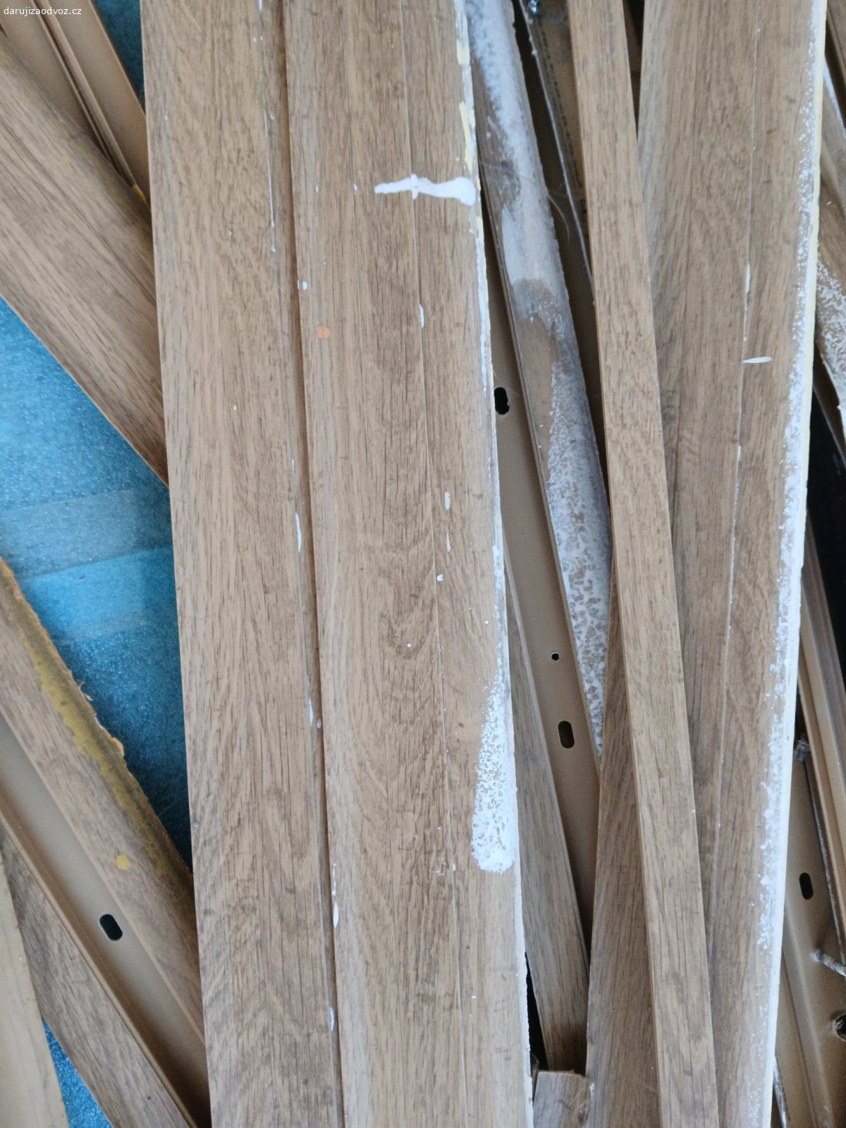 Laminátová plovoucí podlaha. rozměr: 1380x193
2 dekory
dohromady cca 40m²
stav podrážky velmi dobrý 
stav povrchu drobné oděrky 
zakončovací lišty součástí 
původně položeno na mirelonu viz foto.