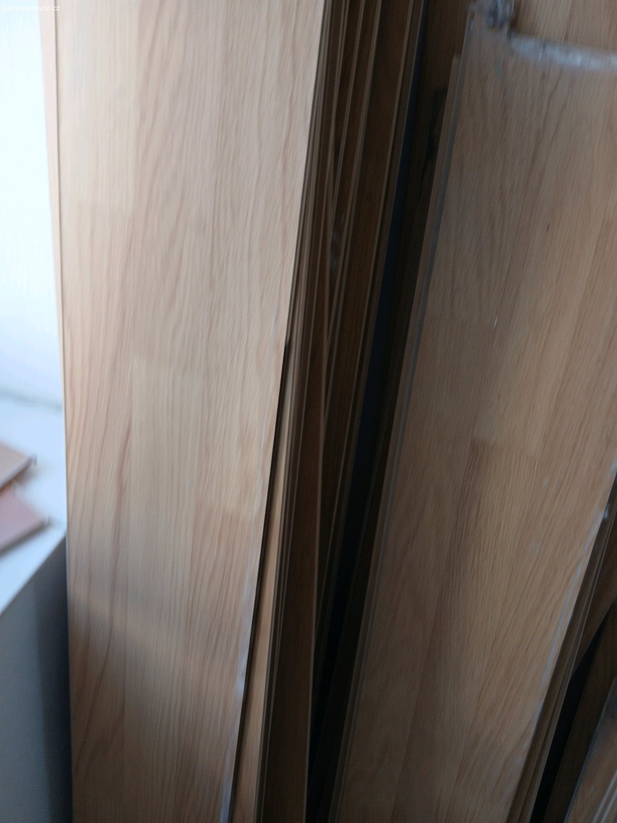 Laminátová plovoucí podlaha. rozměr: 1380x193
2 dekory
dohromady cca 40m²
stav podrážky velmi dobrý 
stav povrchu drobné oděrky 
zakončovací lišty součástí 
původně položeno na mirelonu viz foto.