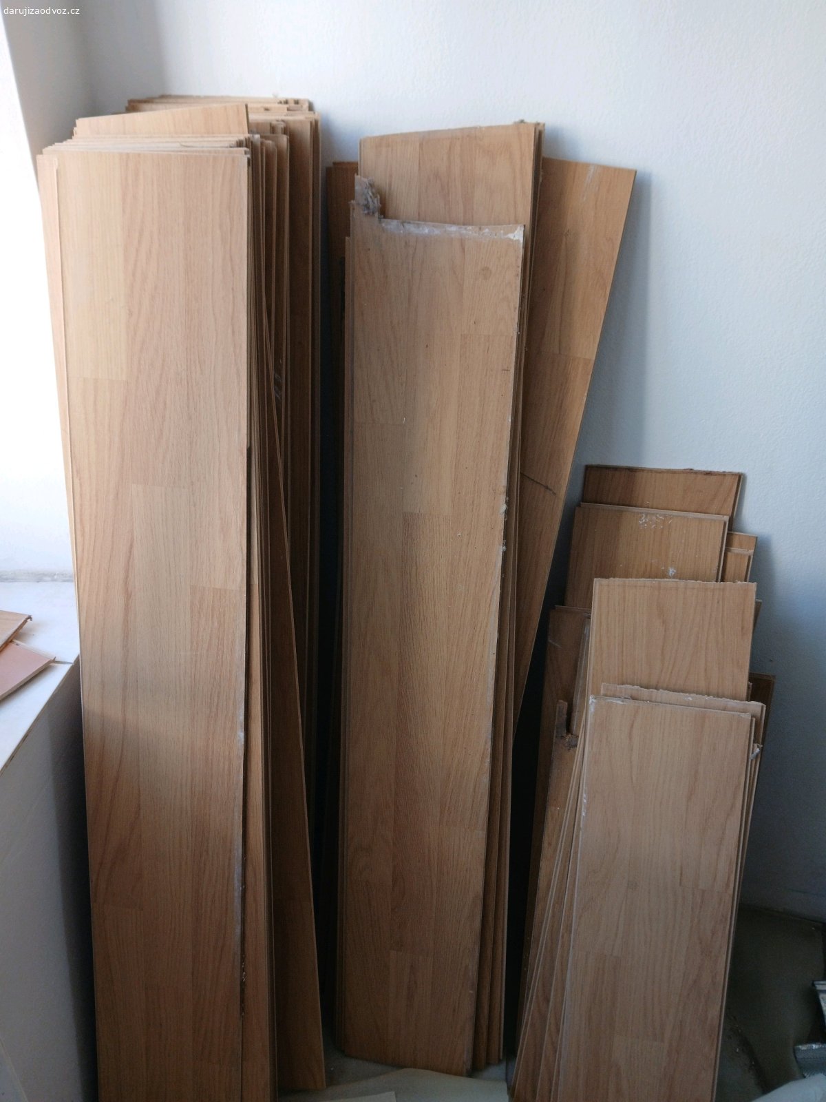 Laminátová plovoucí podlaha. rozměr: 1380x193
2 dekory
dohromady cca 40m²
stav podrážky velmi dobrý 
stav povrchu drobné oděrky 
zakončovací lišty součástí 
původně položeno na mirelonu viz foto.