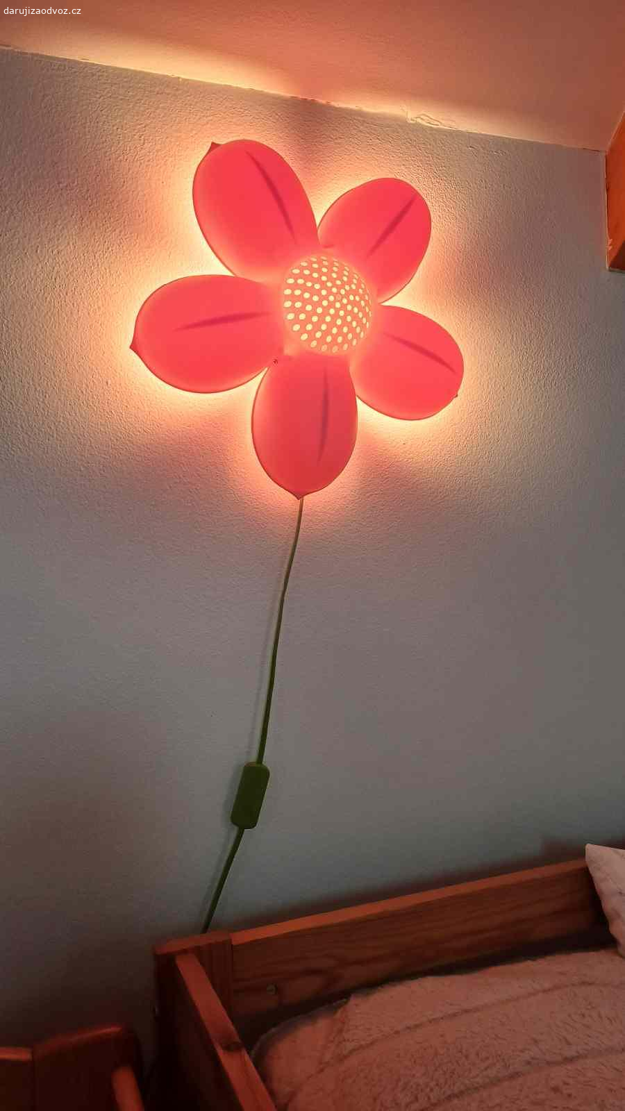 Lampa. Daruji 2ks lampičky do dívčího pokoje. Jako nové,  nepoškozené, koupené v IKEA.