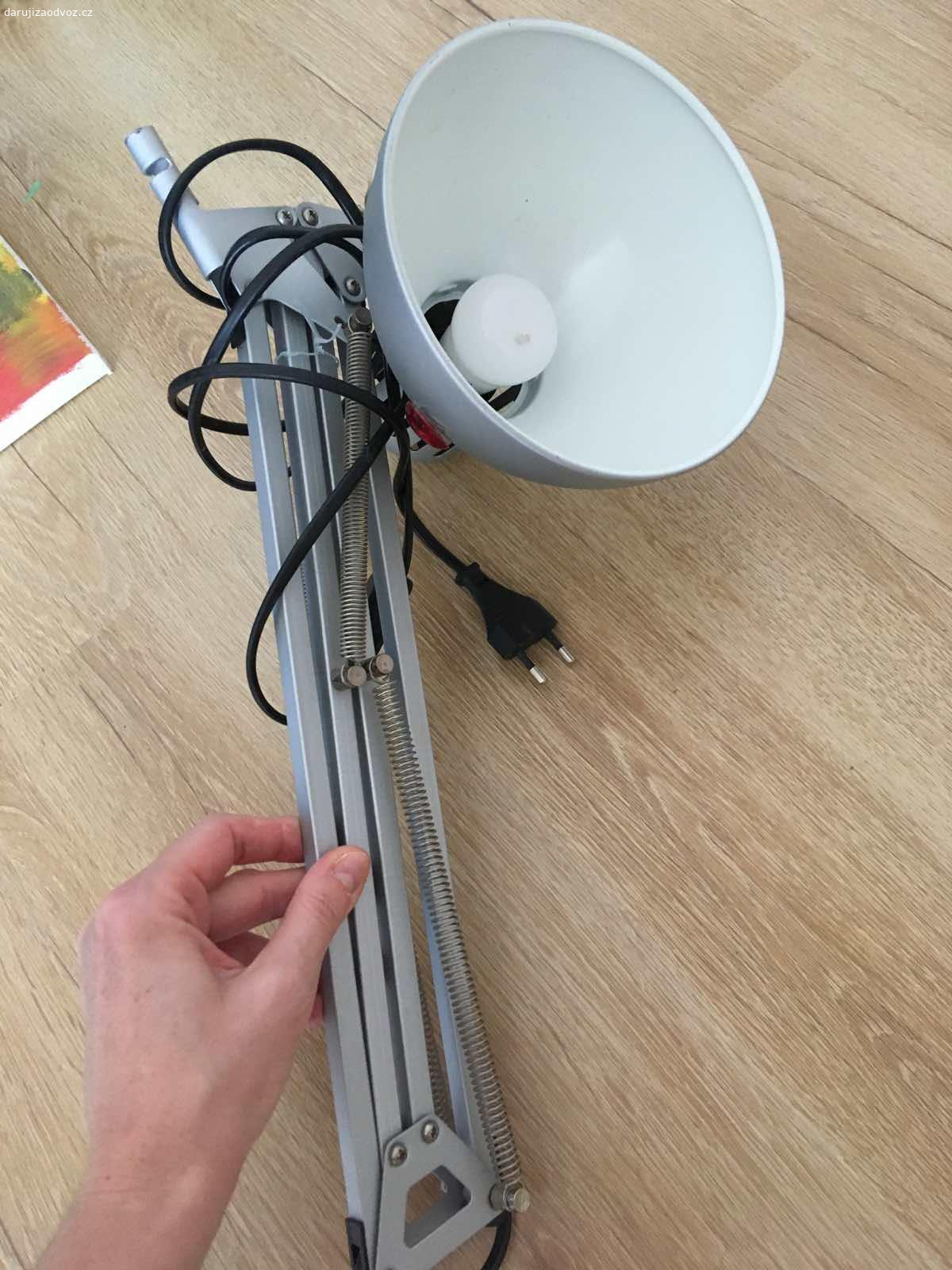 lampička kovová. IKEA kovová lampička, funkční, svítí, ale nemůžeme najít uchycení ke stolu, takže nemá jak stát