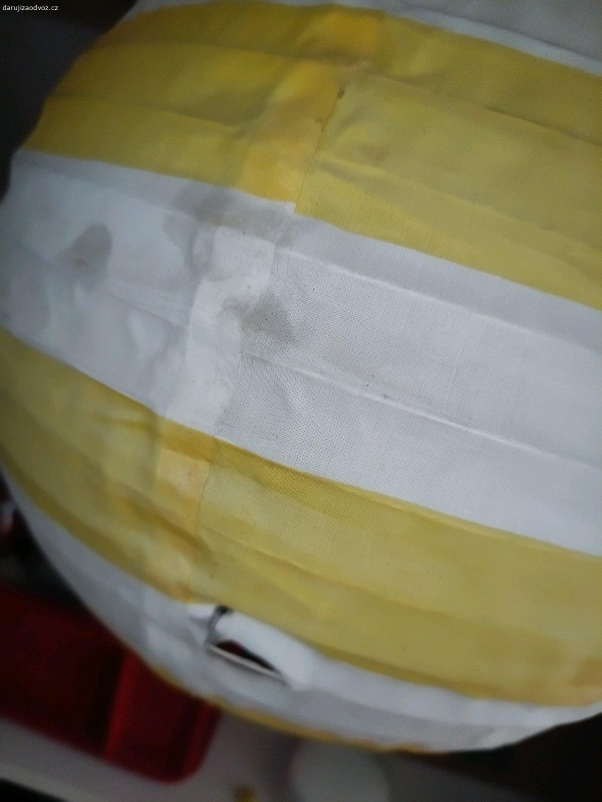 lampion na háček. Zaprášené, na jedné straně je dírka