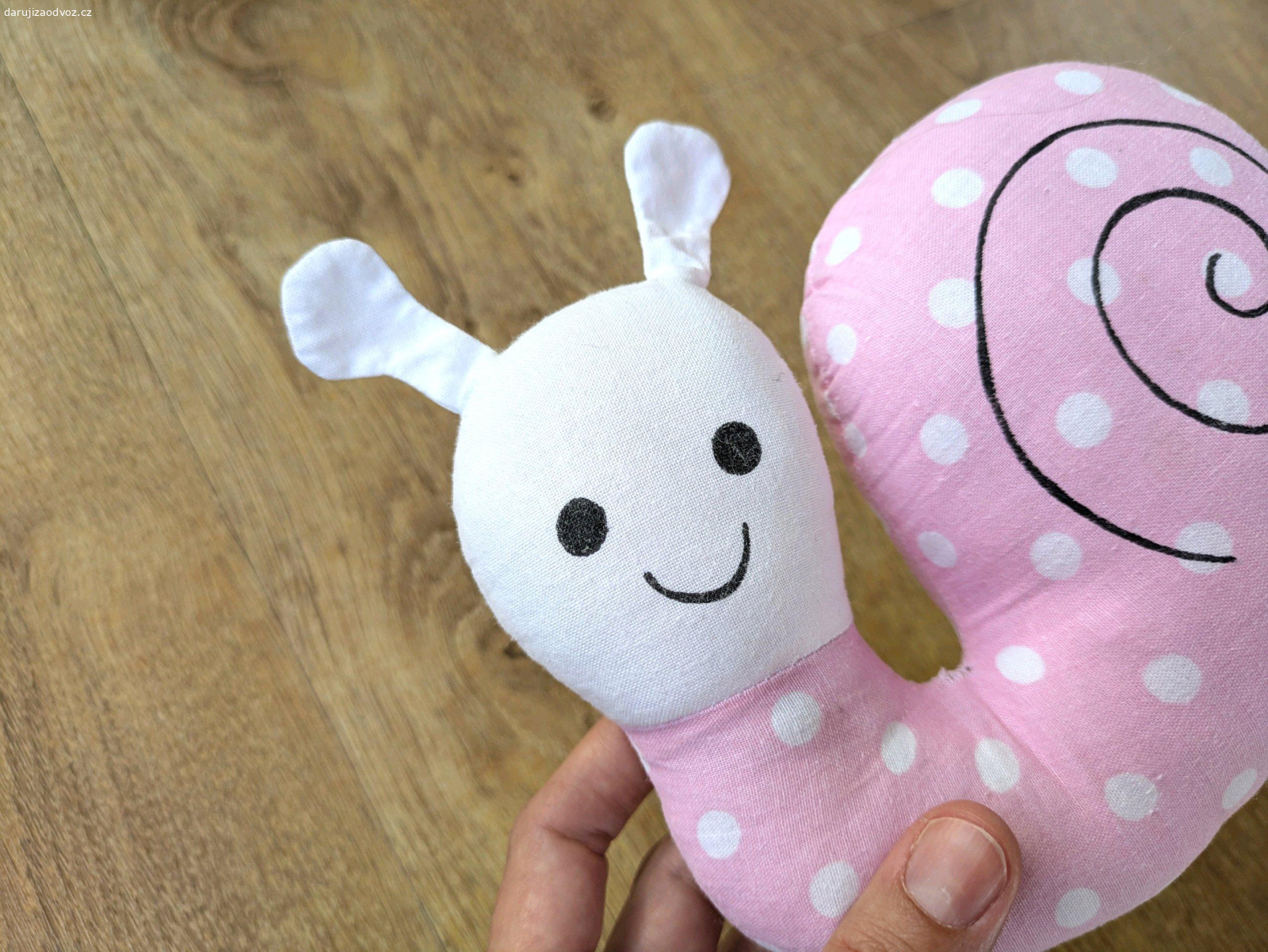 Látkový Slimák/Šnek. Iba ležal na poličke, ale vyprala som ho (v ultra sensitive prášku) a po vypratí sa začal v záhybe párať, viz foto. Snáď mu ešte niekto nájde nejaké využite, je mi ľúto ho vyhodiť :)