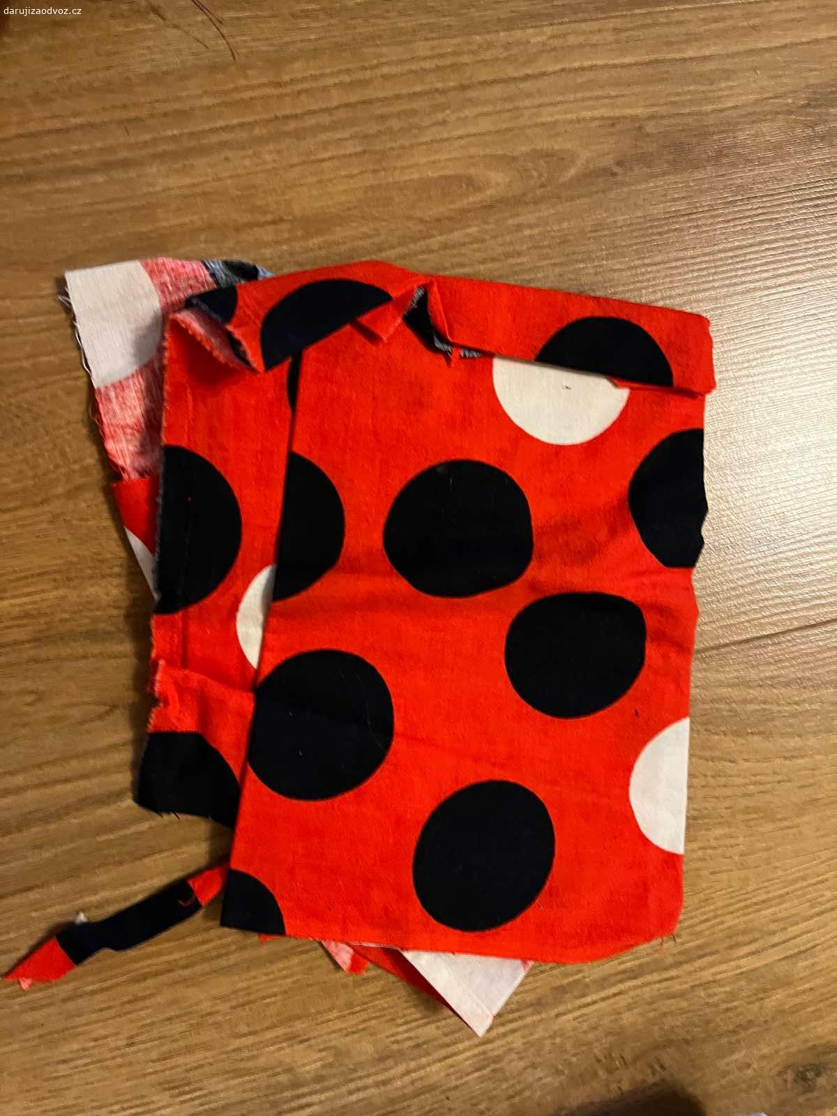 Látky. K vyzvednutí v Dolních Měcholupech.