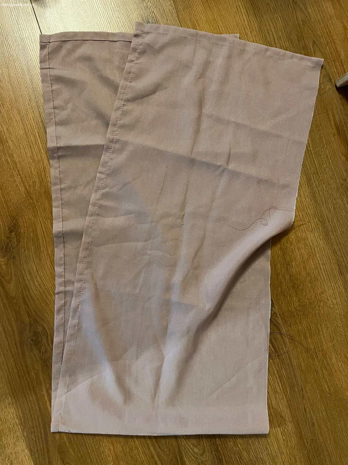 Látky. K vyzvednutí v Dolních Měcholupech.