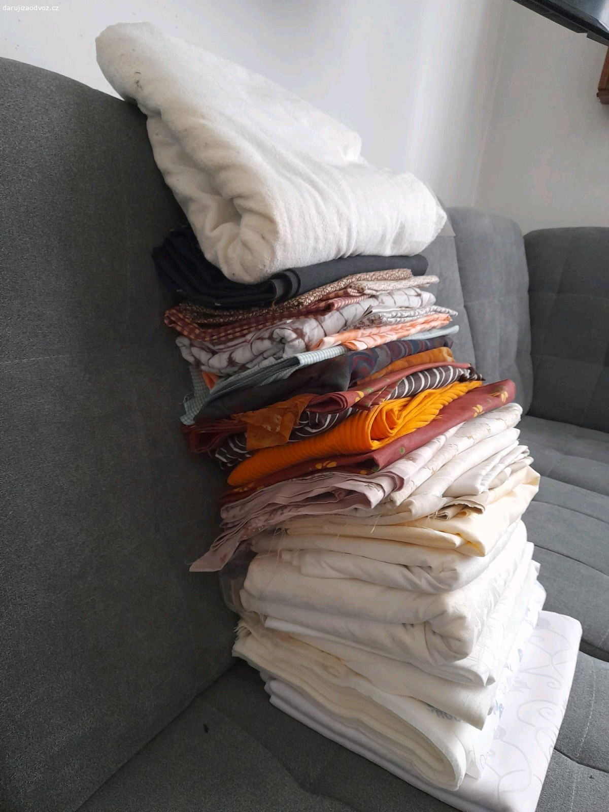 Látky. Nabízím od mamči větší množství látek. Pouze volat přímo na ní. Kapsičky pro psa potěší, není podmínkou.