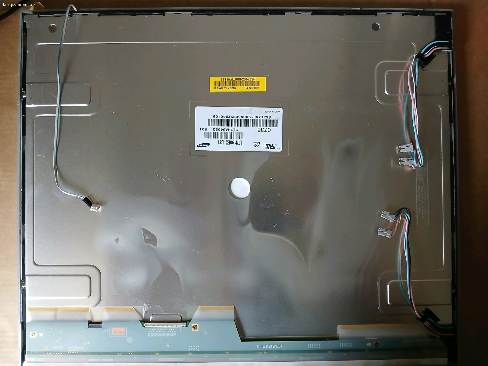 LCD panel monitoru samsung SyncMaste. Panel pravděpodobně plně funkční, lze použít například pro výměnu praskleho displeje monitoru samsung 940N. Můžu nechat i s předním krytem monitoru (jako na hlavním obrázku), můžu případně poskytnout i VGA dekodér z monitoru.