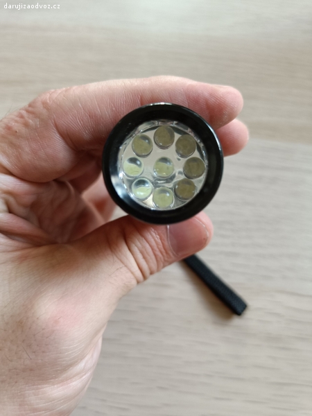 LED baterka. LED baterka na AAA články.